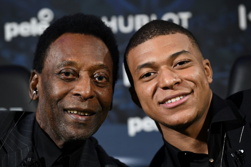 Pelé (g) et Kylian Mbappé