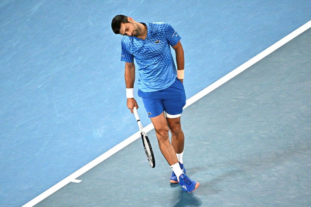 Novak Djokovic lors de son match du 2e tour victorieux contre le Français Enzo Couacaud à l'Open d'Australie le 19 janvier 2023 à Melbourne