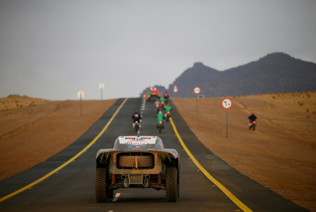 Les participants au Dakar retournent au bivouac après l'annulation de la 3e étape entre al-Ula et Haïl