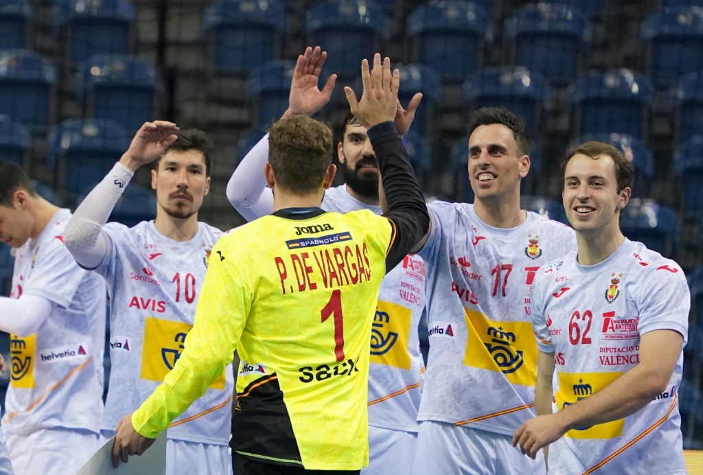 L'équipe d'Espagne de handball se congratule après sa victoire contre la Slovenie