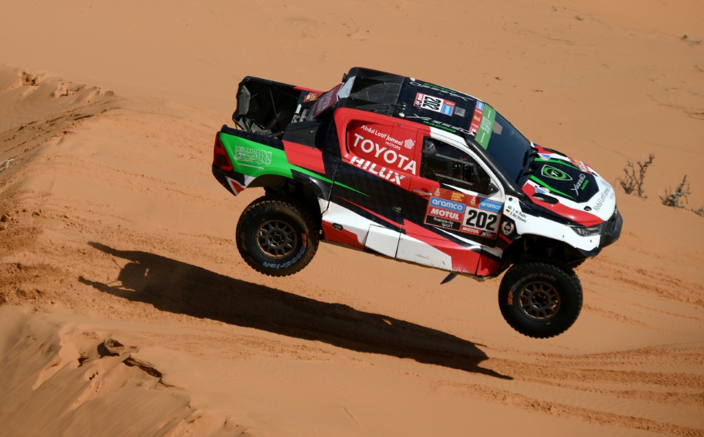 Le pilote saoudien Toyota Yazeed al-Rajhi et son co-pilote allemand Dirk Von Zitzewitz lors de l'étape N°6 du Dakar 2023 entre Ha'il et Al Duwadimi