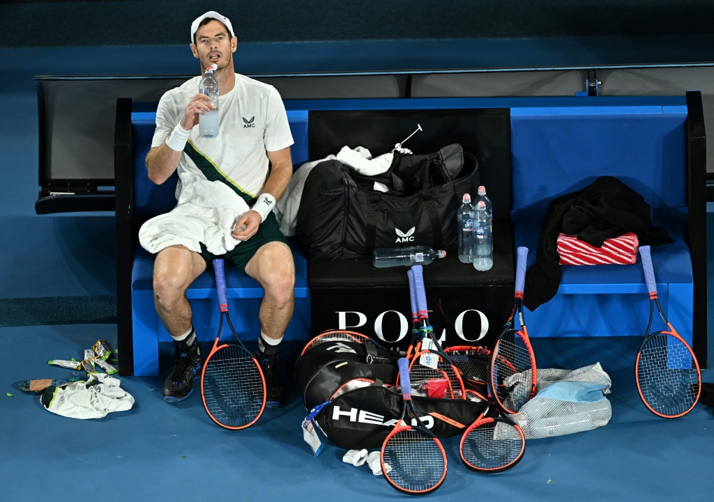 Le Britannique Andy Murray entre deux jeux de la rencontre du 2e tour de l'Open d'Australie face à l'Australien Thanasi Kokkinakis