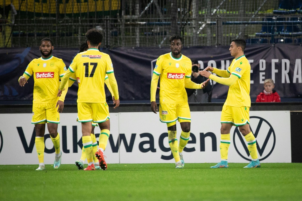 Evann Guessand félicité par ses coéquipiers après avoir inscrit le deuxième but de Nantes contre Vire