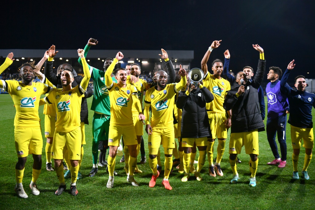 Les joueurs de Pau après leur victoire (2-1) face à Montpellier en 32e de finale de la Coupe de France le 6 janvier 2023 à Pau