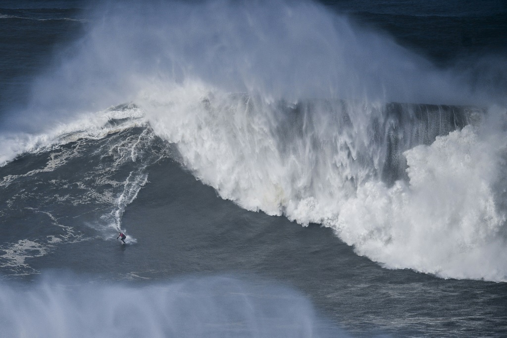 Un surfeur sur le spot de Praia do Norte à Nazare