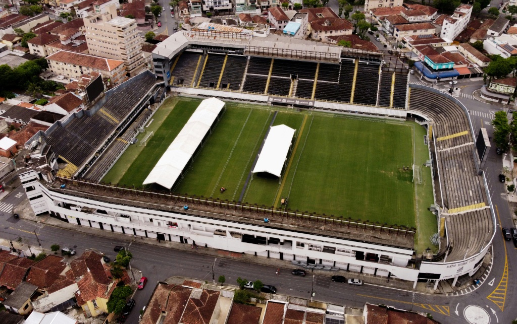 Vue aérienne du stade Vila Belmiro, le club de l'équipe de football de Santos, à Santos, au Brésil, le 27 décembre 2022