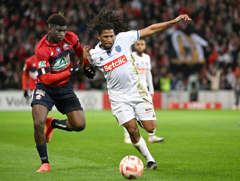 Le défenseur brésilien de Lille Ismaily (G) contre le défenseur troyen Yasser Larouci lors du 32e de finale de Coupe de France entre Lille et Troyes (2-0) à Villeneuve d'Ascq le 8 janvier 2023