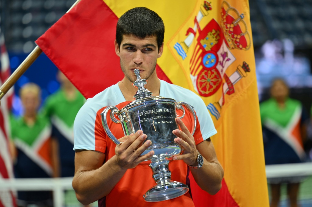 L'Espagnol Carlos Alcaraz avec le trophée après avoir gagné contre le Norvégien Casper Ruud la finale du simple masculin de l'US Open 2022, à New York, le 12 septembre 2022