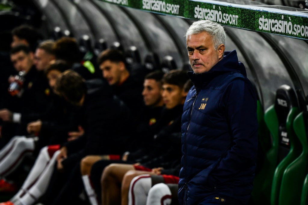 La nomination de Roberto Martinez à la tête de la sélection du Portugal met fin au feuilleton José Mourinho, l'actuel entraîneur de l'AS Roma, ici le 9 novembre 2022 lors d'un match de Serie A contre Sassuolo