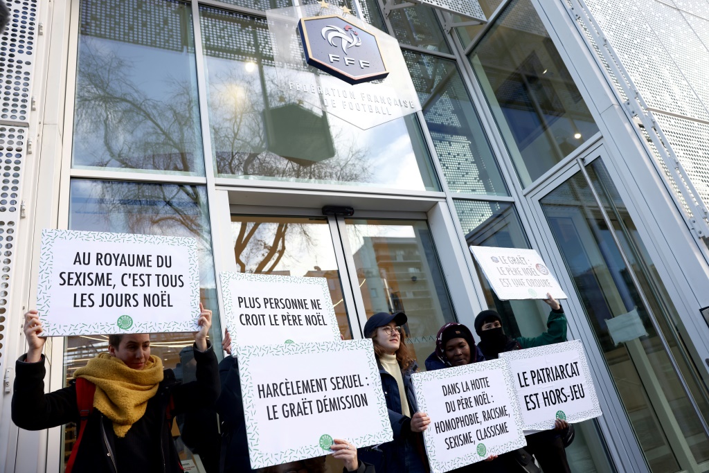 Des membres du groupe Les Degommeuses, qui luttent contre les discriminations dans le sport, manifestent devant le siège de la FFF le 11 janvier 2023 à Paris