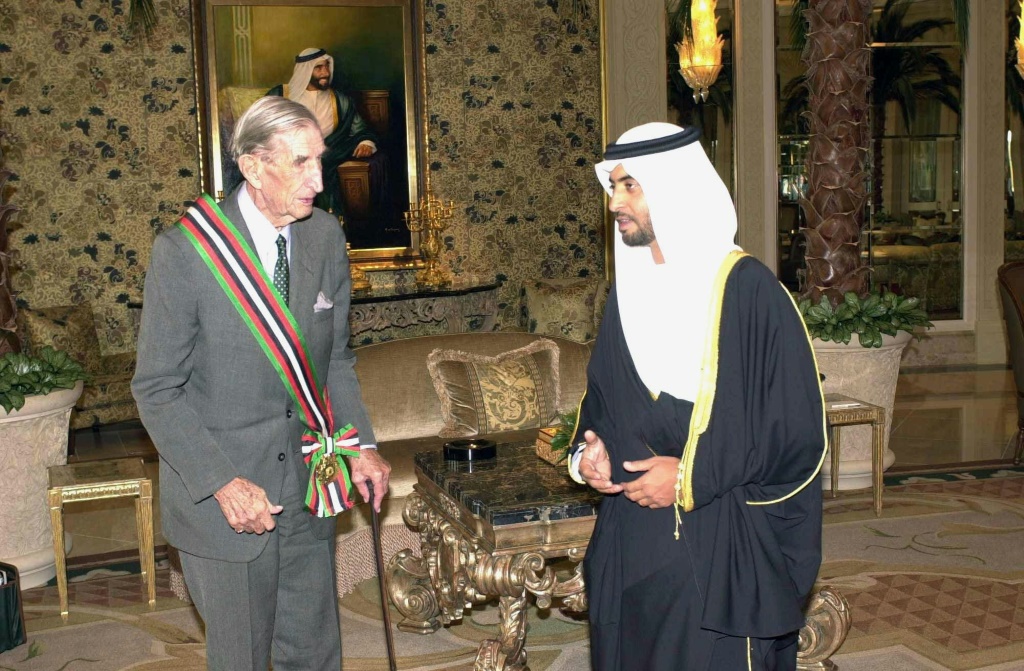 Wilfred Thesiger (à gauche), alors âgé de 89 ans, reçu le 20 février 2000 par Sheikh Hamad ben Zayed al-Nahayan, ministre des Affaires étrangères des Emirats, à Abu Dhabi. L'explorateur est l'un des premiers Occidentaux à avoir traverser l'Empty Quarter en 1946-1947