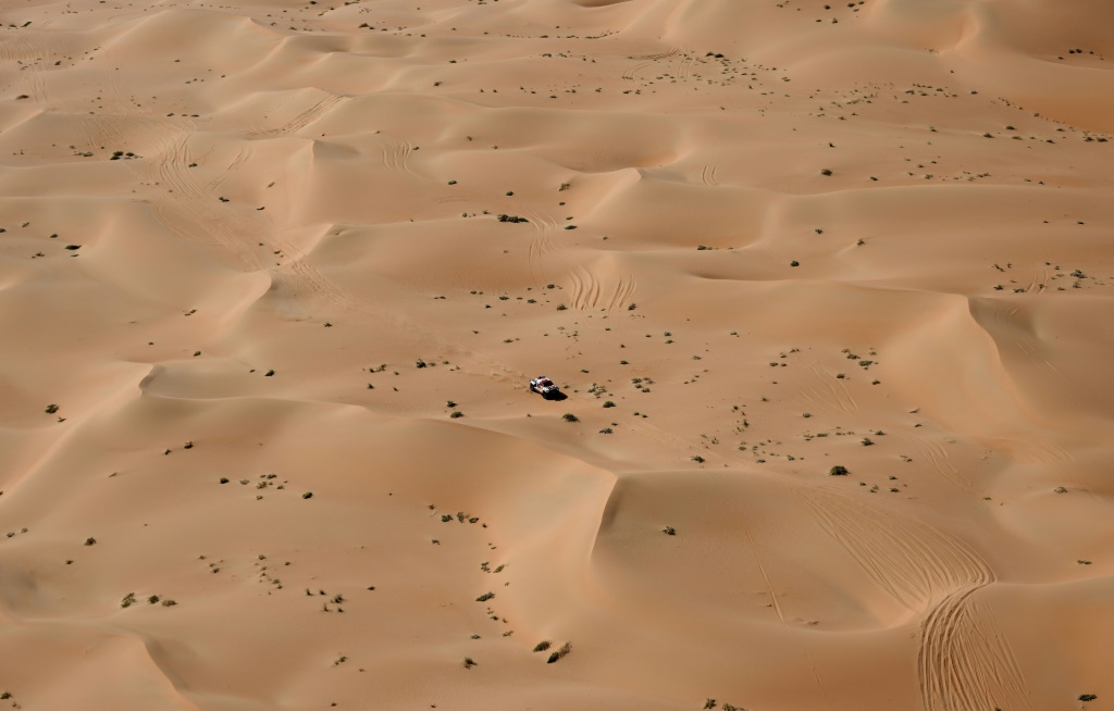 Le pilote qatari de Toyota Nasser Al-Attiyah et son co-pilote français Mathieu Baumel dans le désert pendant la 10e étape du rallye Dakar entre Haradh et Shaybah, en Arabie Saoudite, le 11 janvier 2023.