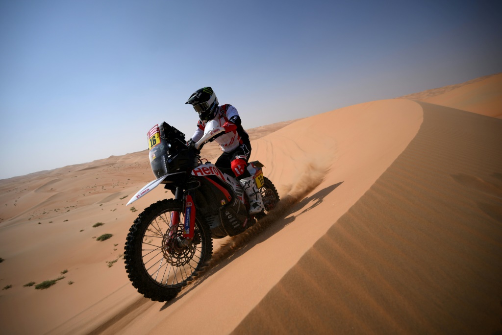 Le pilote du Botswana Ross Branch sur sa Hero pendant la 10e étape du rallye Dakar, entre Haradh et Shaybah, en Arabie Saoudite, le 11 janvier 2023.