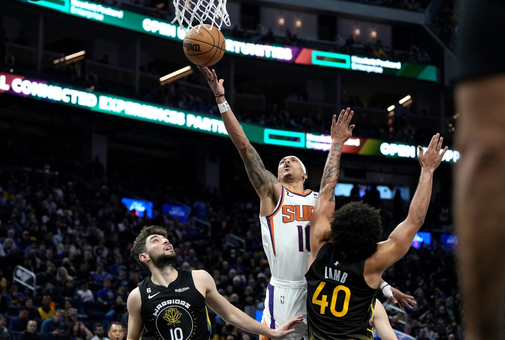 Damion Lee (#10), des Phoenix Suns, au tir lors de la rencontre de NBA face aux Golden State Warriors, le 10 janvier 2023 à San Francisco