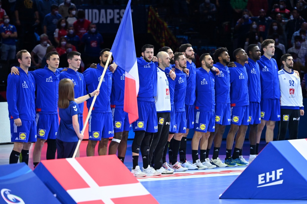 Les joueurs de l'équipe de France de handball au moment des hymnes avant le match entre le Danemark et la France dans la MVM Dome arena de Budapest en Hongrie le 30 janvier 2022