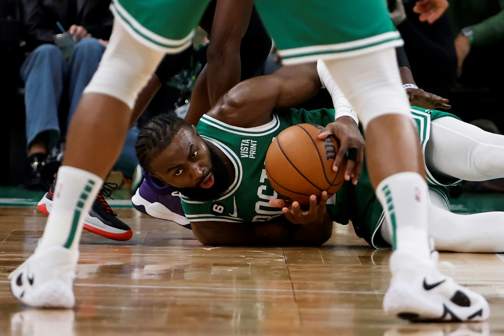 Jaylen Brown, des Boston Celtics, récupère un ballon au sol lors d'un match de NBA contre les Los Angeles Clippers, le 29 décembre 2022 à Boston