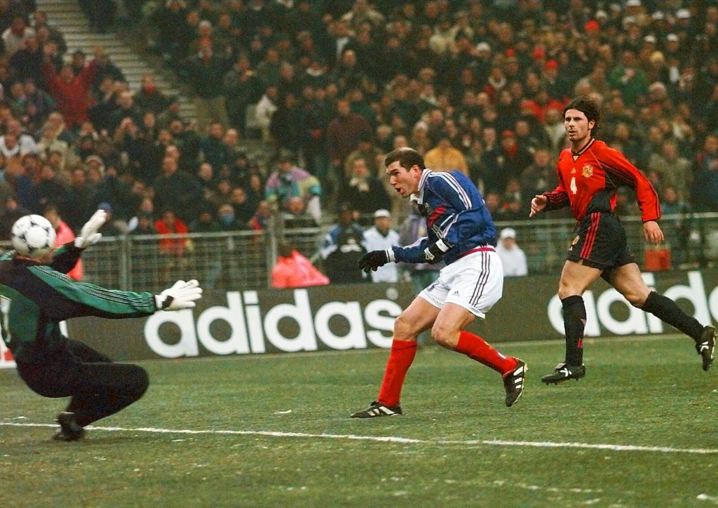 Zinédine Zidane marque le but de la victoire contre l'Espagne (1-0), lors du match d'inauguration du Stade de France, le 30 janvier 1998 à Saint-Denis, près de Paris