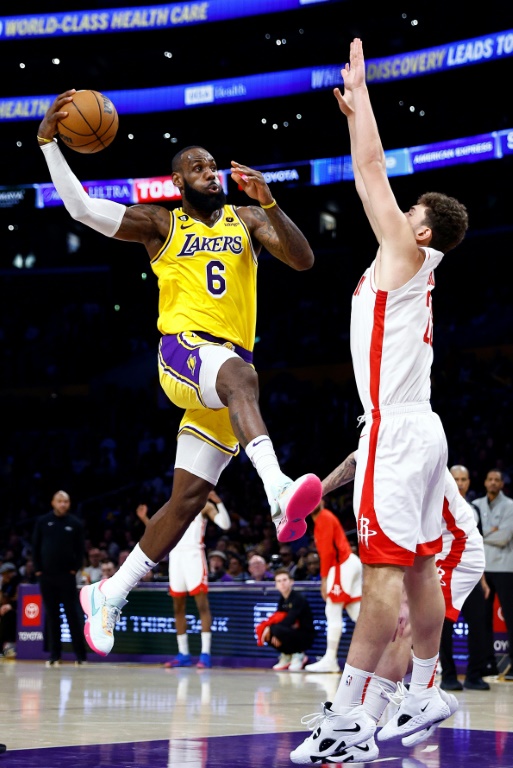 La superstar des LA Lakers LeBron James (#6) lors d'un match de NBA contre les Houston Rockets, le 16 janvier 2023 à Los Angeles