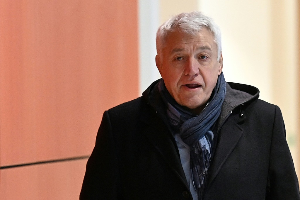L'ex-patron de la Coupe du monde de rugby 2023, Claude Atcher à son arrivée au tribunal de Paris, e 13 décembre 2023