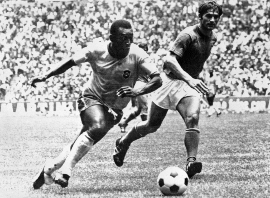 Le Brésilien Pelé lors de la finale du Mondial-1970 suivi par l'Italien Tarcisio Burgnich le 21 juin 1970 à Mexico