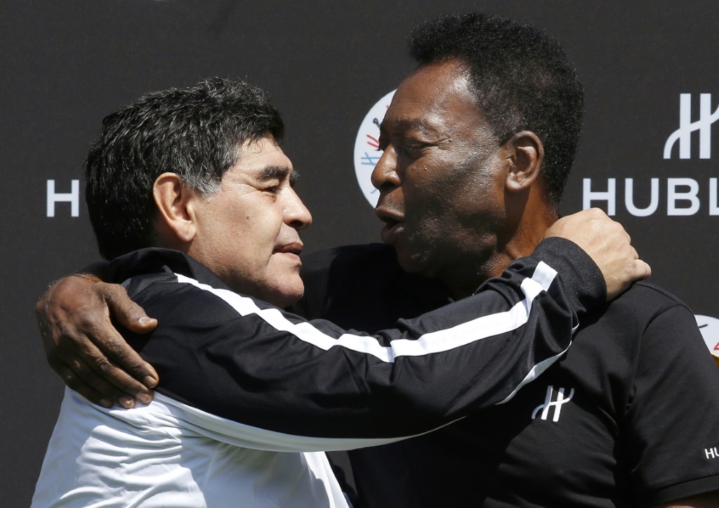 Pelé avec la légende du football argentin Diego Maradona, le 9 juin 2016 à Paris, lors d'une rencontre en marge de l'Euro en France