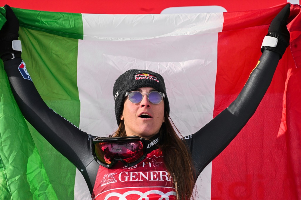 L'Italienne Sofia Goggia fête sa victoire dans le descente de Coupe du monde de Cortina d'Ampezzo le 20 janvier 2023 à Cortina d'Ampezzo