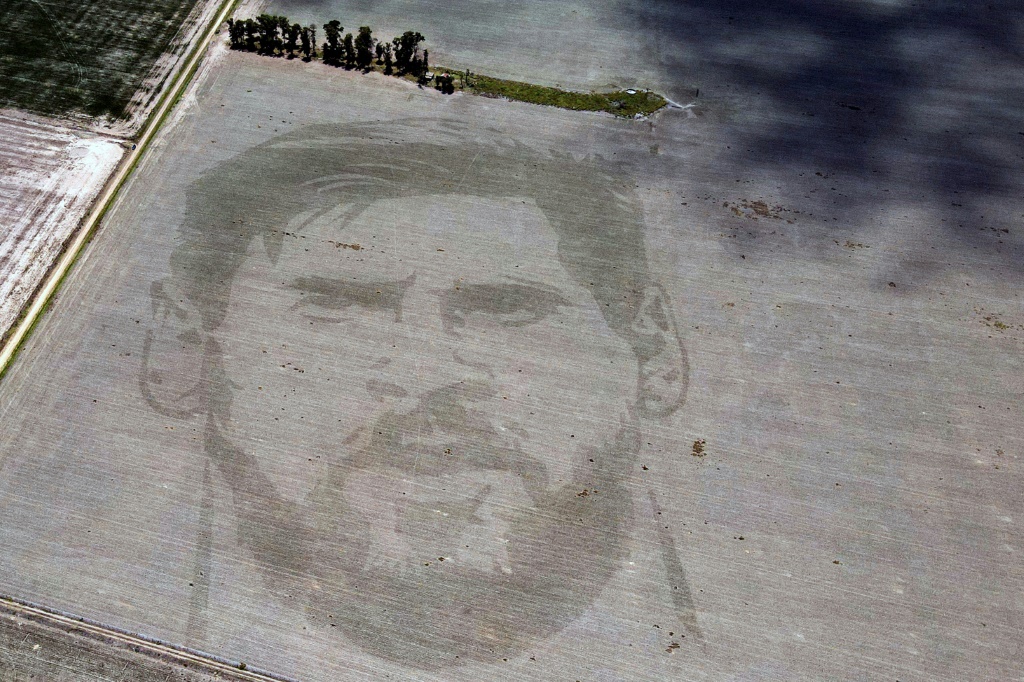 Vue aérienne du dessin du champion du monde argentin Lionel Messi fait à partir de graines de maïs, dans un champ à Ballesteros (Argentine), le 19 janvier 2023