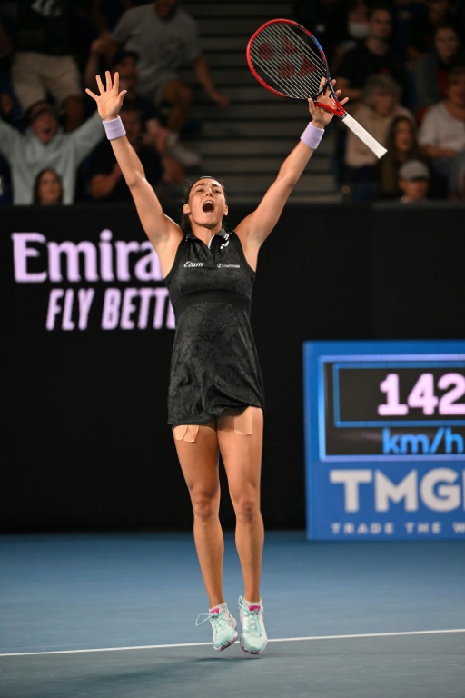 La Française Caroline Garcia célèbre sa victoire contre l'Allemande Laura Siegemund après leur match du simple dames à l'Open d'Australie, à Melbourne, le 21 janvier 2023