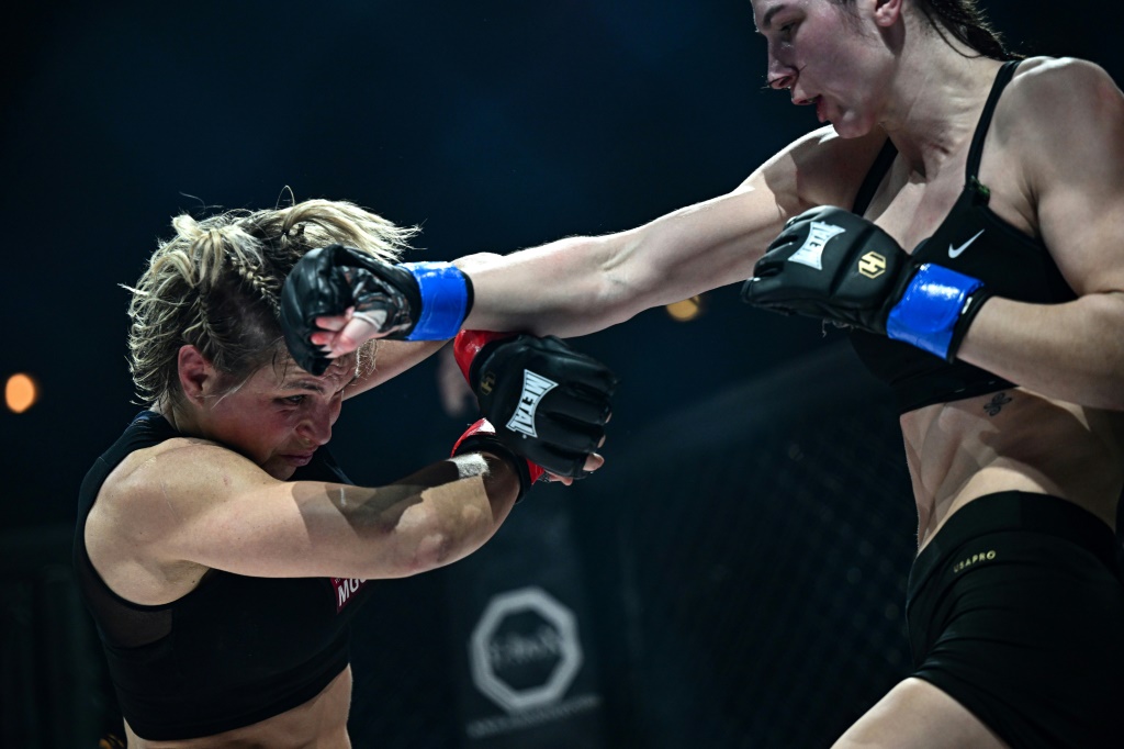 La Française Laetitia Blot (g.) affronte la Lituanienne Ernesta Kareckaite (d.), lors du combat pour le titre de championne du monde des poids mouches, lors de l'événement d'arts martiaux mixtes Hexagone MMA 6, au Zénith de Paris, le 22 janvier 2023