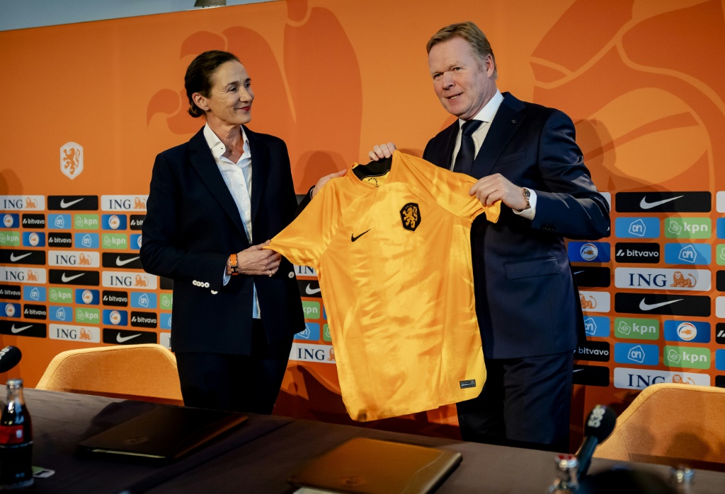 Ronald Koeman officiellement présenté comme sélectionneur des Pays-Bas par la directirce du KNVB Marianne van Leeuwen au centre de Zeist, le 23 janvier 2023