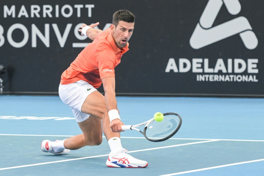 Novak Djokovic contre Constant Lestienne lors du premier tour du tournoi d'Adelaïde le 3 janvier 2023