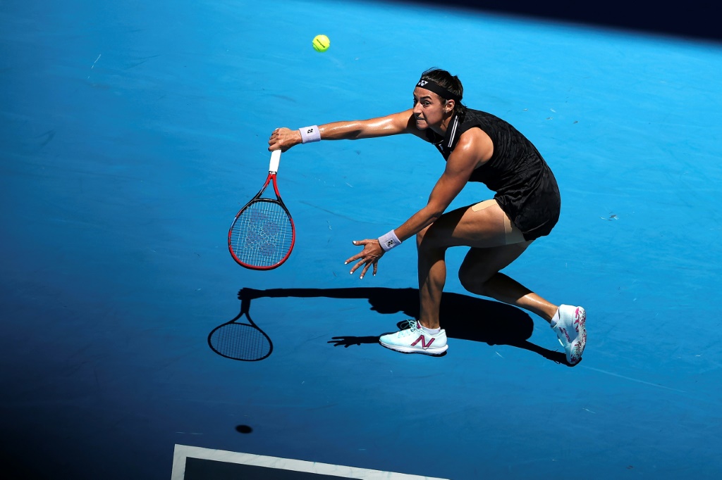 La Française Caroline Garcia en difficulté en huitikème de finale de l'Open d'Australie contre Magda Linette le 23 janvier 2023 à Melbourne