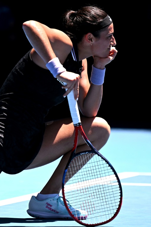 La Française Caroline Garcia dubitative pendant son huitième de finale de l'Open d'Australie contre Magda Linette le 23 janvier 2023 à Melbourne