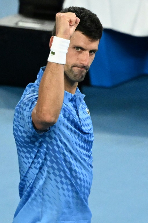 Novak Djokovic vient de battre Alex De Minaur en huitième de finale de l'Open d'Australie le 23 janvier 2023 à Melbourne