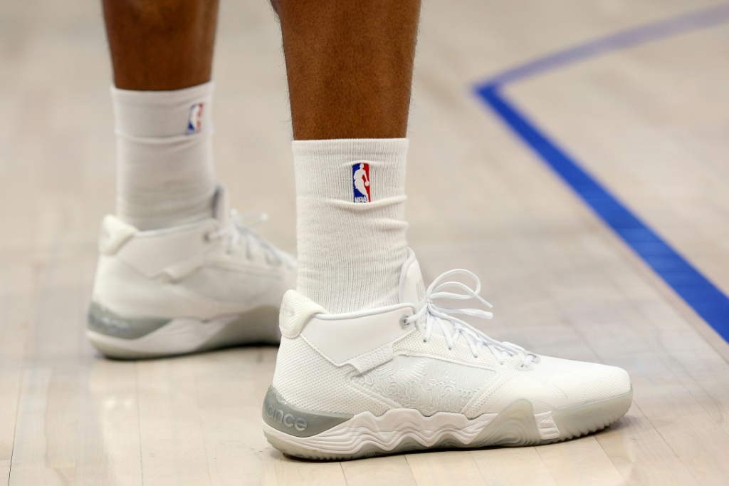 Les chaussures portées par Kawhi Leonard, la star des Los Angeles Clippers lors du match NBA contre les Mavericks, à Dallas, le 22 janvier 2023