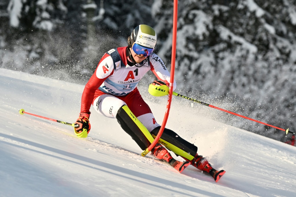 L'Autrichien Manuel Feller, meilleur temps de la première manche du slalom de Kitzbühel, a enfourché sur le second tracé,le 22 janvier 2023