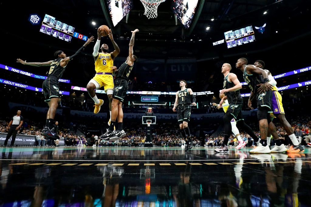 LeBron James (#6), la star des Los Angeles Lakers, lors du match NBA contre les Charlotte Hornets, le 2 janvier 2023 à Charlotte (Caroline du Nord)