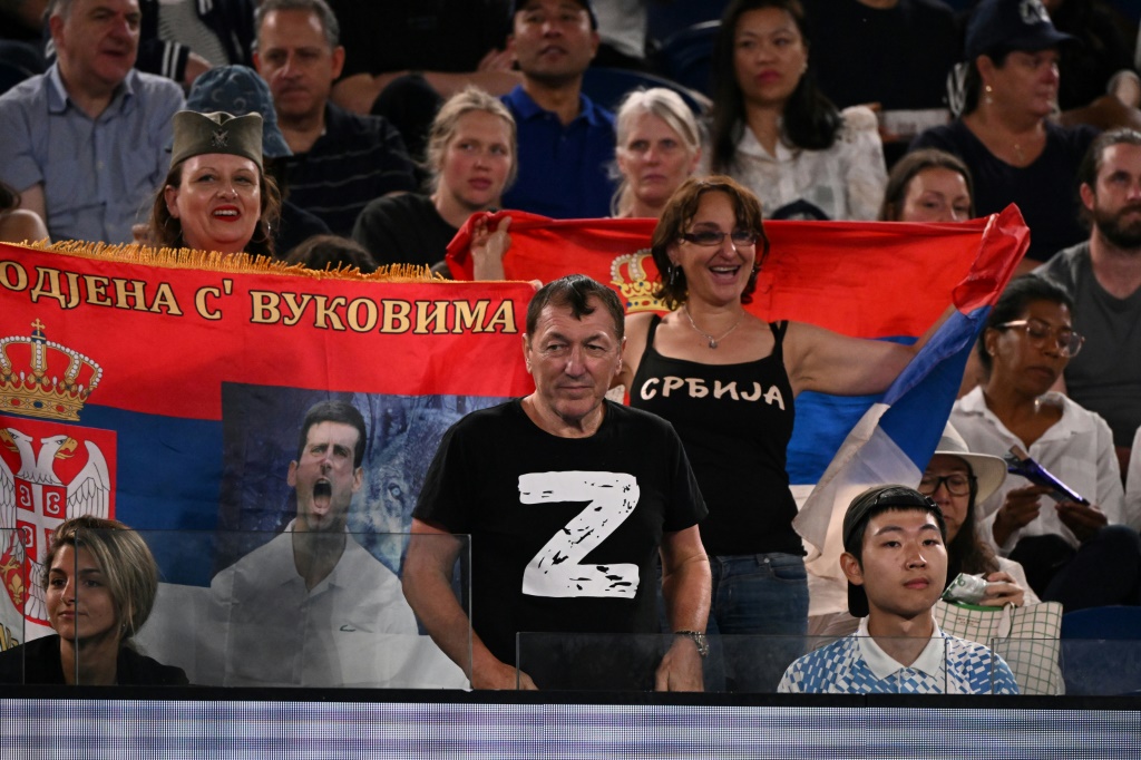 Un spectateur porte un T-shirt arborant la lettre Z, symbole pro-guerre associé au soutien à l'invasion russe de l'Ukraine, le 25 janvier 2023 pendant le match Djokovic-Rublev à l'Open d'Australie