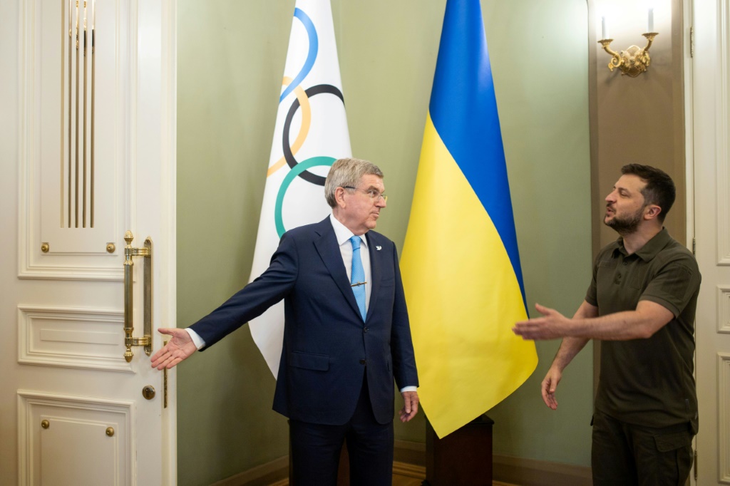 Thomas Bach, le président du Comité international olympique (CIO) reçu par le président ukrainien Volodymyr Zelensky, le 3 juillet 2022 à Kiev