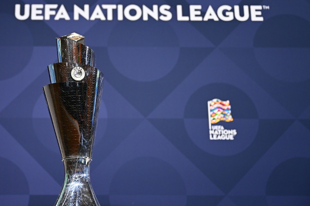 Le trophée de la Ligue des nations de l'UEFA, exposé à Nyon (Suisse) avant le tirage au sort des demi-finales 2023, le 25 janvier.