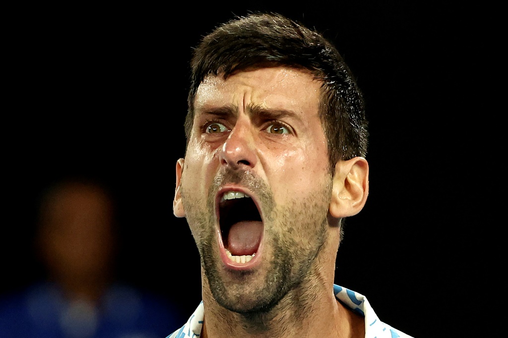 Le Serbe Novak Djokovic après un point inscrit lors de son quart de finale de l'Open d'Australie contre le Russe Andrey Rublev, le 25 janvier 2023 à Melbourne