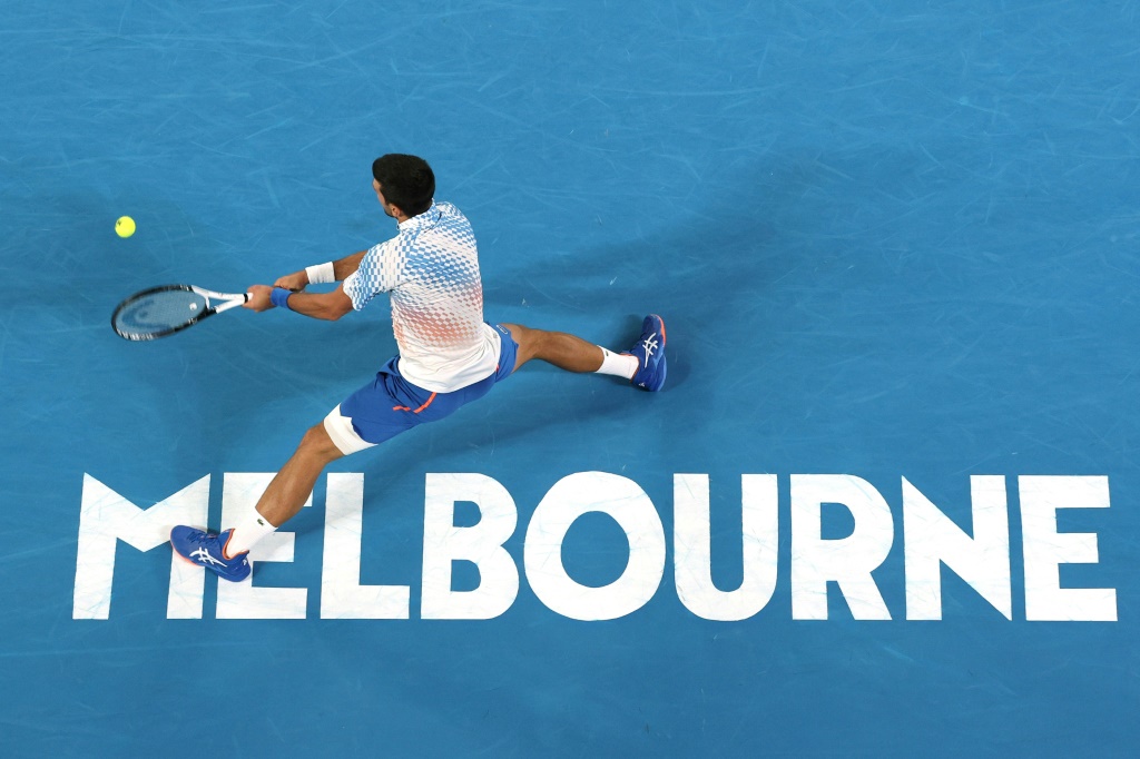 Le Serbe Novak Djokovic lors de son quart de finale de l'Open d'Australie contre le Russe Andrey Rublev, le 25 janvier 2023 à Melbourne