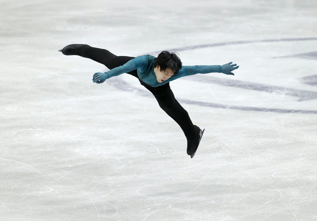 Le Français Adam Siao Him Fa, sacré champion d'Europe de patinage artistique, le 27 janvier 2023 à Espoo, en Finlande