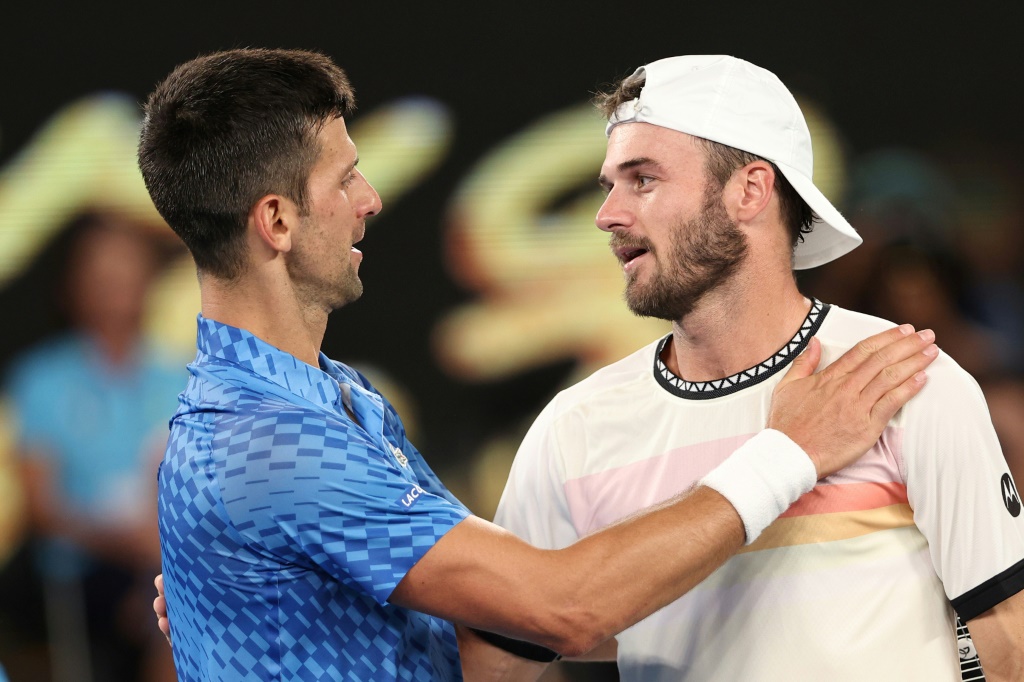 Novak Djokovic salue son adversaire américain Tommy Paul au terme de leur rencontre de demi-finale de l'Open d'Australie, le 27 janvier 2023 à Melbourne
