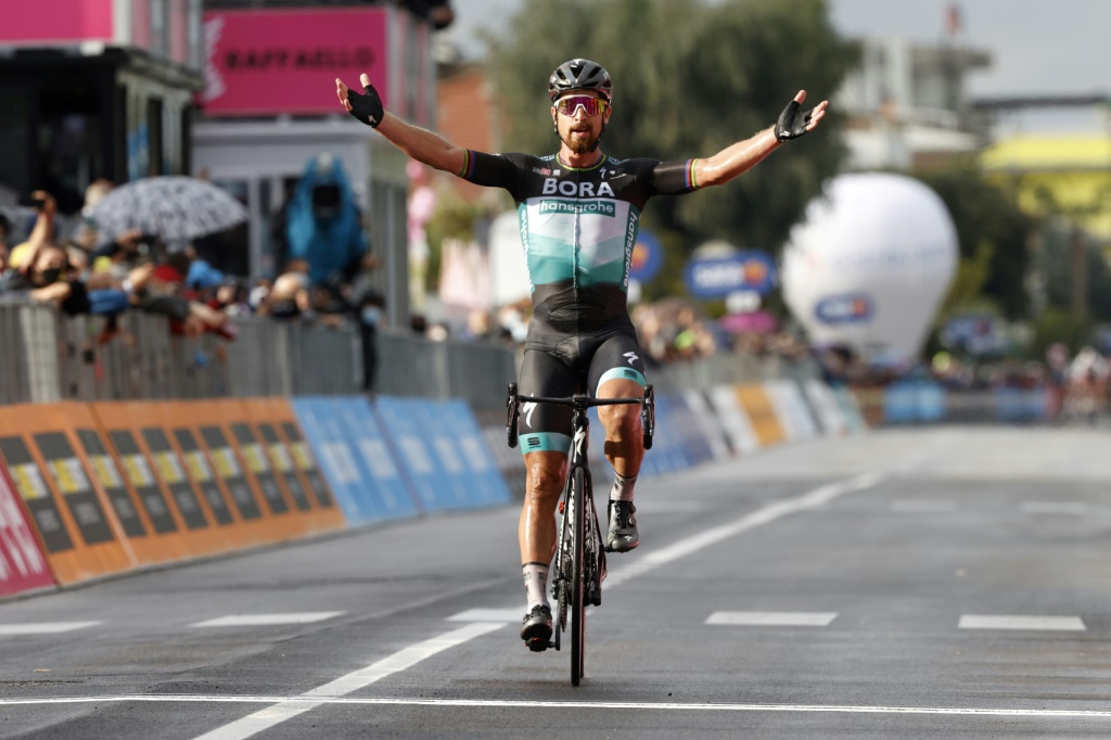 Le cycliste slovaque Peter Sagan lève les bras à l'arrivée de la 10e étape du Tour d'Italie 2020, le 13 octobre 2020 à Tortoreto