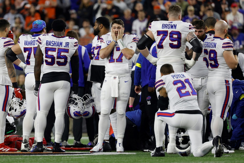 Le quarterback des Buffalo Bills Josh Allen sous le choc après le malaise de son coéquipier Damar Hamlin en plein match de NFL, le 2 janvier 2023 à Cincinnati