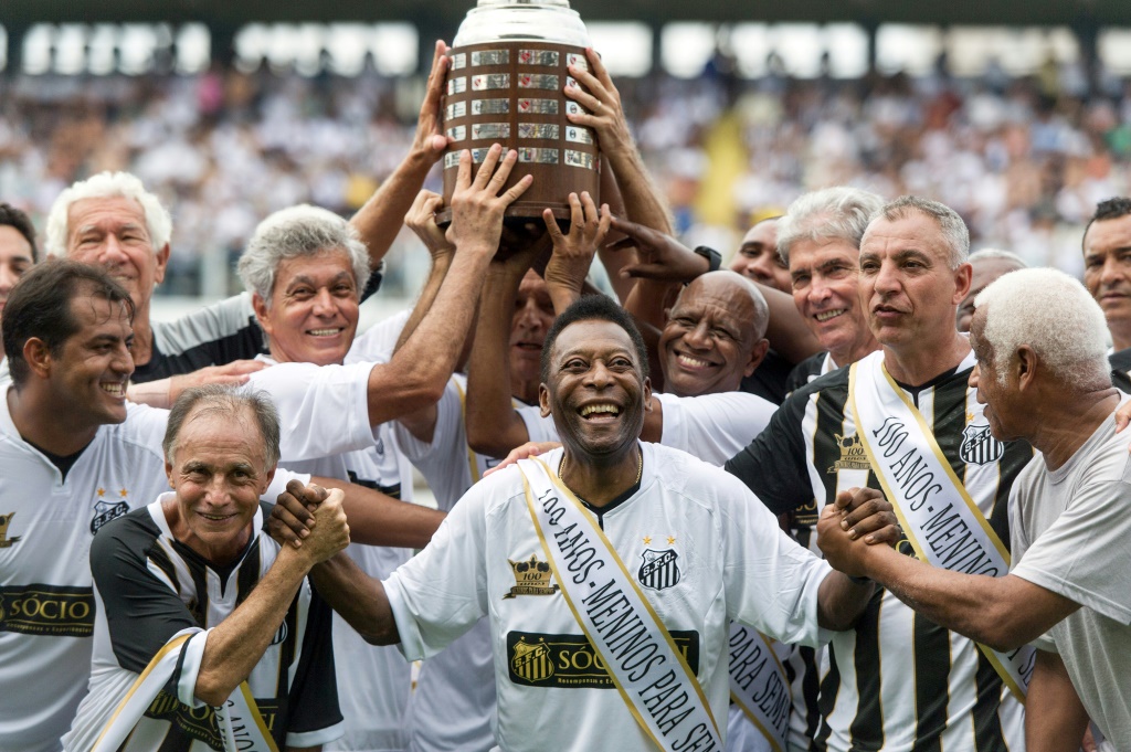 La légende brésilienne du football Pelé (centre) célèbre le 100e anniversaire du Santos FC avec ses anciens coéquipiers à Santos (Brésil), le 14 avril 2012