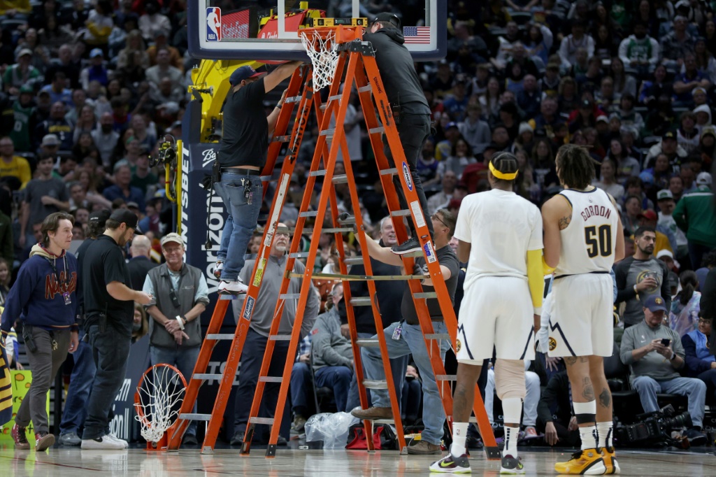 Interruption lors du choc de la NBA entre les Denver Nuggets et les Boston Celtics afin de réparer un panneau malmené par un dunk, le 1er janvier 2023 à Denver