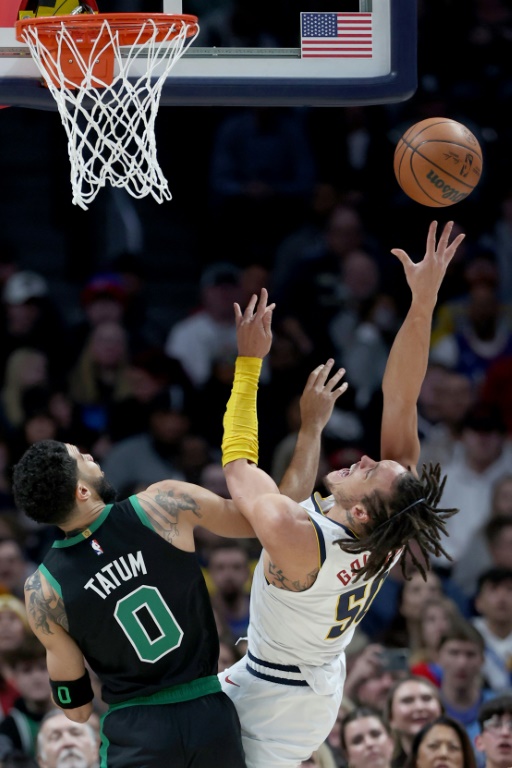 Jayson Tatum (#0), des Boston Celtics, commet une faute sur Aaron Gordon, des Denver Nuggets, lors d'un match de NBA, le 1er janvier 2023 à Denver
