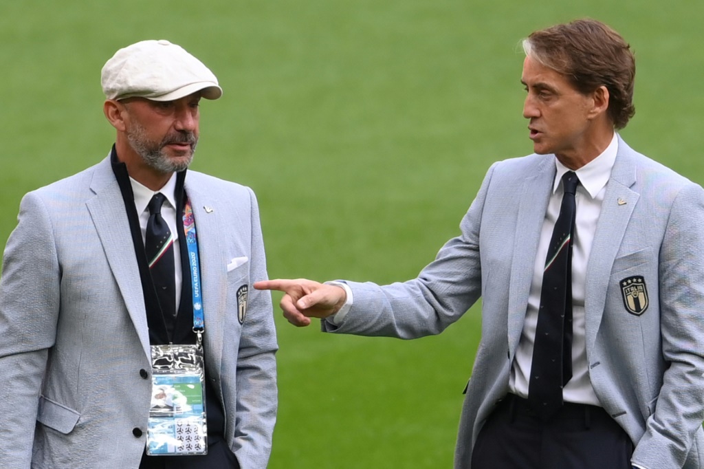 Gianluca Vialli (G) et le sélectionneur Roberto Mancini avant un match de l'Italie à l'Euro, le 26 juin 2021 à Londres
